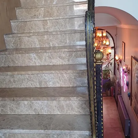 Ethnica Old מלון